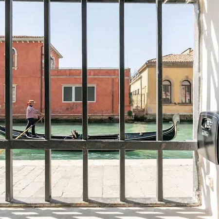 Appartamento & Cozy With Canal View, Full Kitchen