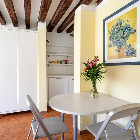 Appartamento & Cozy With Canal View, Full Kitchen